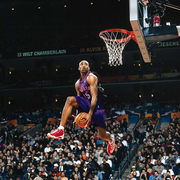 OAKLAND - FEBRUARY 12: Vince Carter #15 of the Toronto Raptors goes for a dunk during the 2000 NBA All Star Slam Dunk Contest at The Arena In Oakland on February 12, 2000 in Oakland, California. NOTE TO USER: User expressly acknowledges and agrees that, by downloading and or using this photograph, User is consenting to the terms and conditions of the Getty Images License Agreement. Mandatory copyright notice: Copyright NBAE 2002 (Photo by Garrett Ellwood/NBAE/Getty Images)